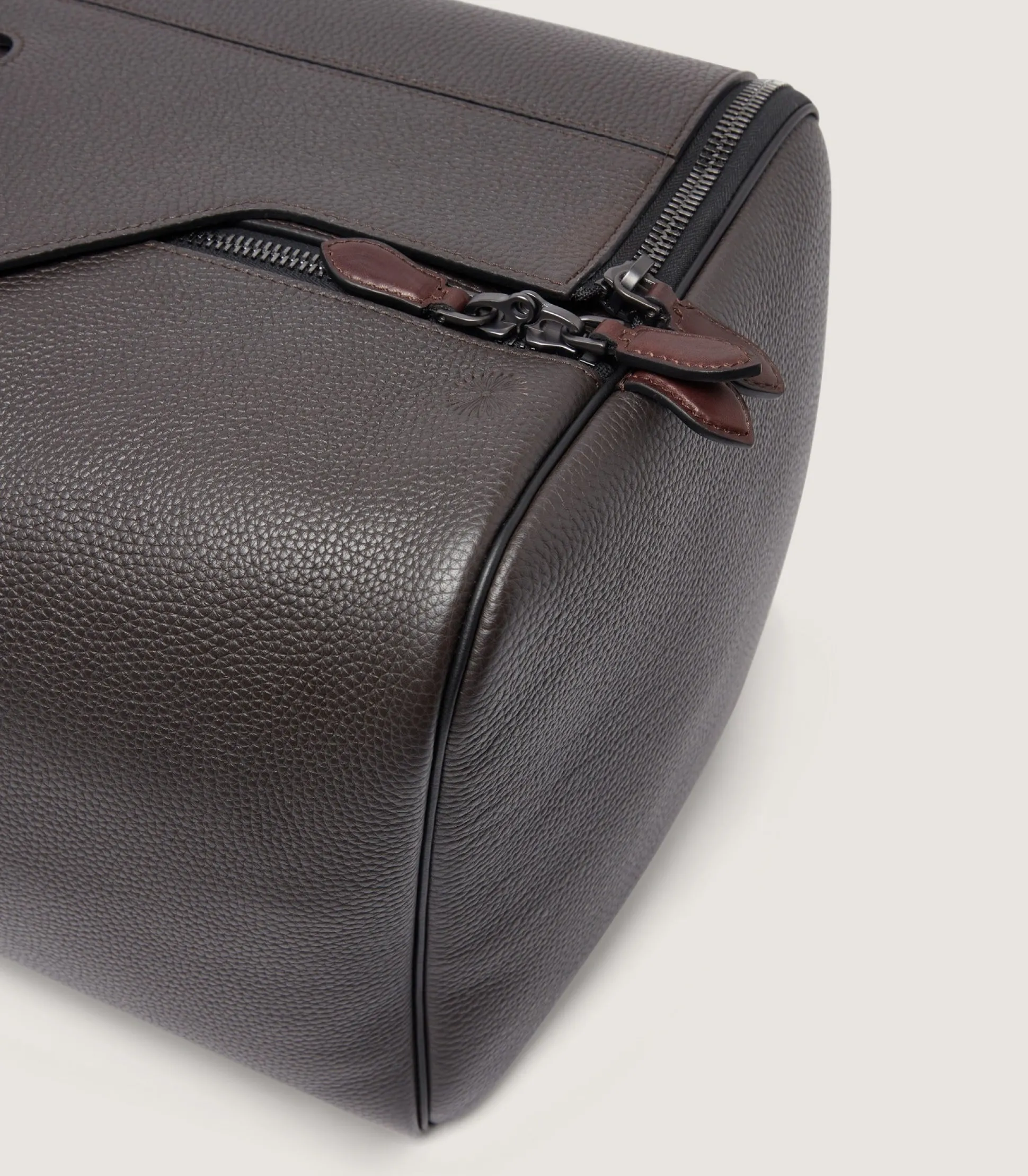 Leather Holdall Suiter Decoy in Dark Brown